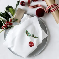 Juleserviet med r�d julekugle 