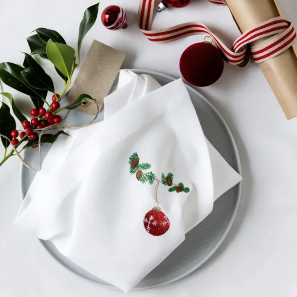 Juleserviet med r�d julekugle 