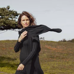 Melodia triangle scarf black 