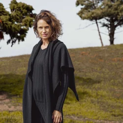 Melodia triangle scarf black 