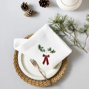 Juleserviet med m�rker�d sl�jfe 