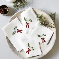 Juleserviet med m�rker�d sl�jfe 